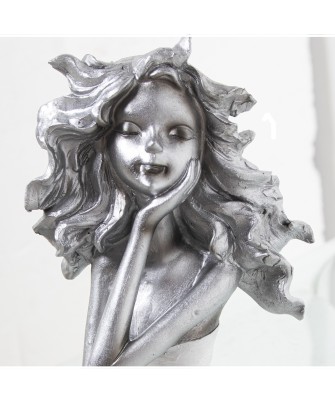 Figura de Resina Niña Sentada Plateada 37cm | Nova Decoración